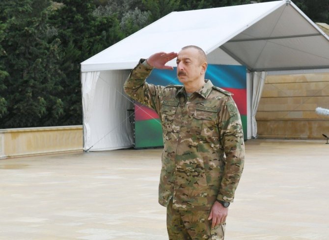 Azerbaycan Cumhurbaşkanı İlham Aliyev’den zafer pozu