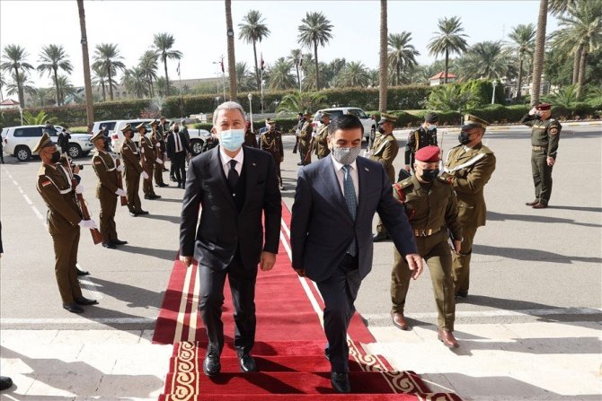 Bakan Akar, Irak Savunma Bakanlığında askeri törenle karşılandı