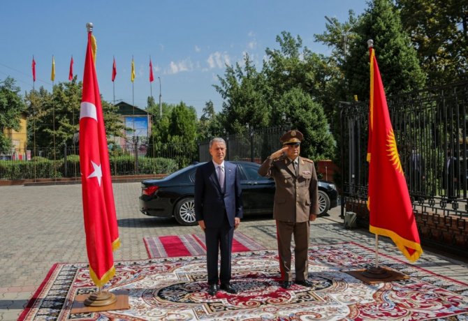 Bakan Akar, Kırgızistan’da resmi törenle karşılandı
