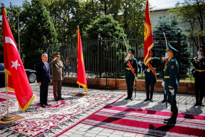 Bakan Akar, Kırgızistan’da resmi törenle karşılandı