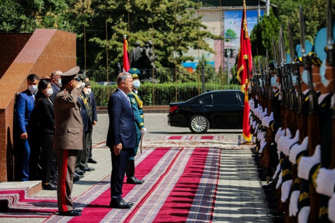 Bakan Akar, Kırgızistan’da resmi törenle karşılandı