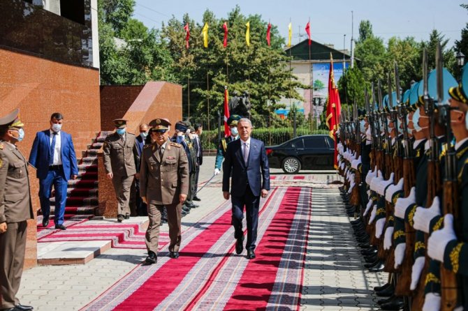 Bakan Akar, Kırgızistan’da resmi törenle karşılandı