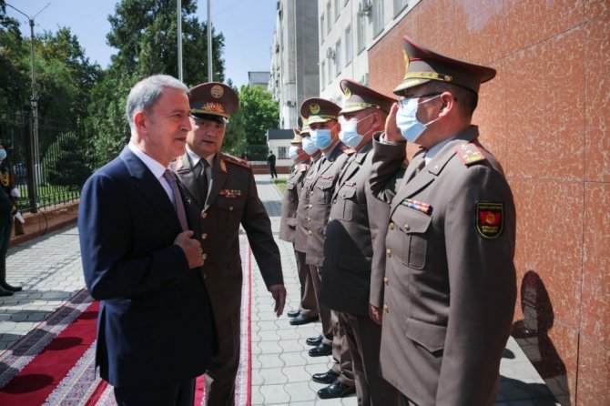 Bakan Akar, Kırgızistan’da resmi törenle karşılandı