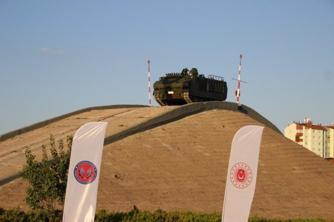 Bakan Akar yerli mayın temizleme teçhizatı ile zırhlı aracı inceledi