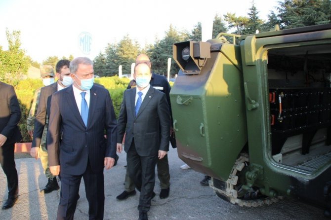 Bakan Akar yerli mayın temizleme teçhizatı ile zırhlı aracı inceledi