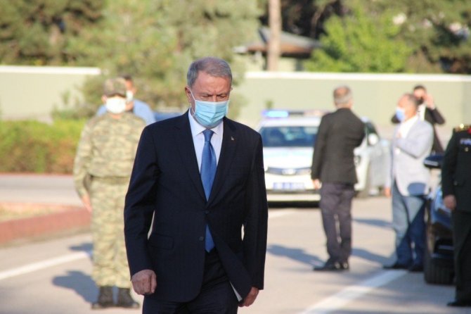 Bakan Akar yerli mayın temizleme teçhizatı ile zırhlı aracı inceledi