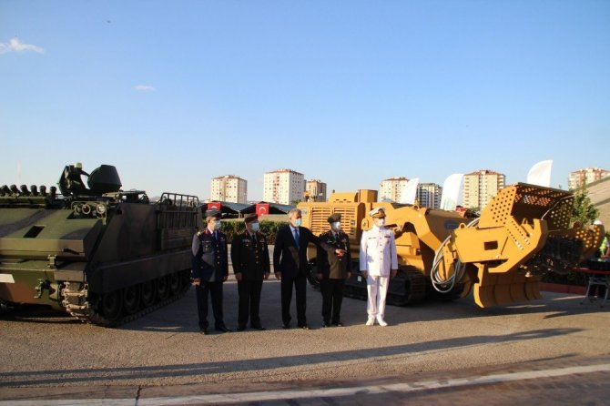 Bakan Akar yerli mayın temizleme teçhizatı ile zırhlı aracı inceledi