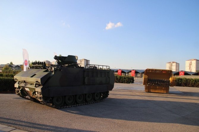 Bakan Akar yerli mayın temizleme teçhizatı ile zırhlı aracı inceledi