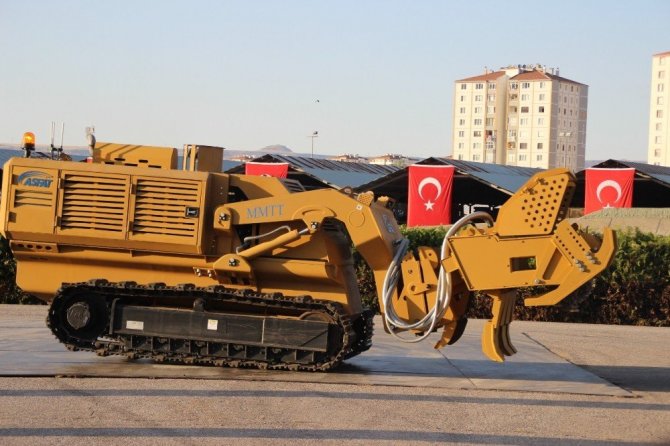 Bakan Akar yerli mayın temizleme teçhizatı ile zırhlı aracı inceledi
