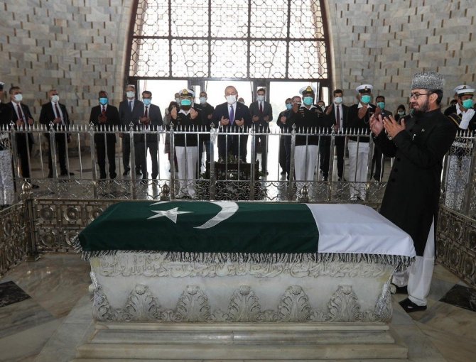 Bakan Çavuşoğlu, Pakistan’ın kurucu lideri Cinnah’ın mezarını ziyaret etti