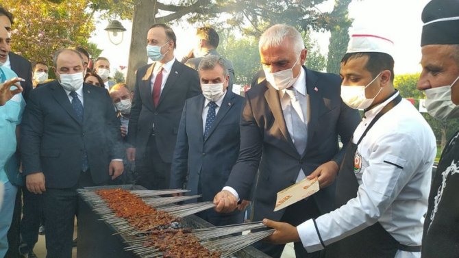 Bakan Ersoy ciğer kebabı pişirdi, Bakan Varank ise izledi