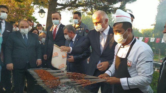 Bakan Ersoy ciğer kebabı pişirdi, Bakan Varank ise izledi