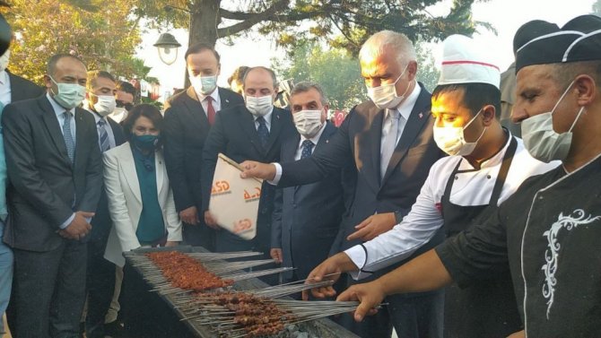 Bakan Ersoy ciğer kebabı pişirdi, Bakan Varank ise izledi
