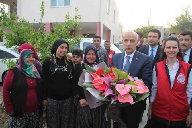 Bakan Kirişci, Antalya’da sarı çizme giyip serada domates topladı