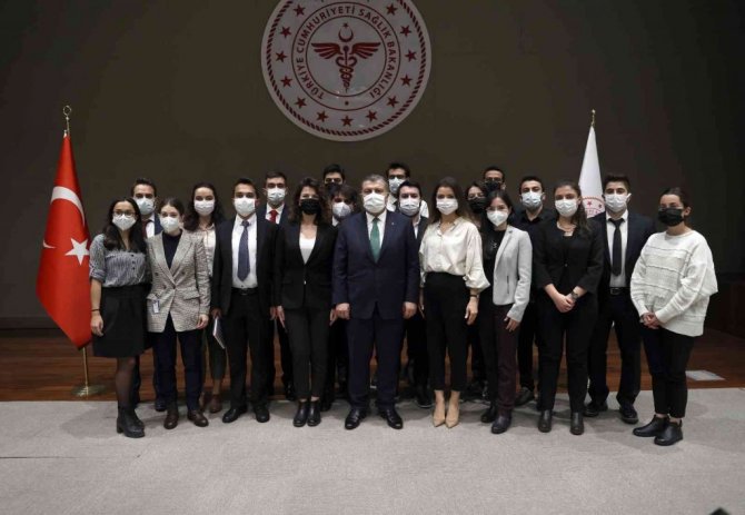 Bakan Koca, tıp fakültesi öğrencileriyle bir araya geldi