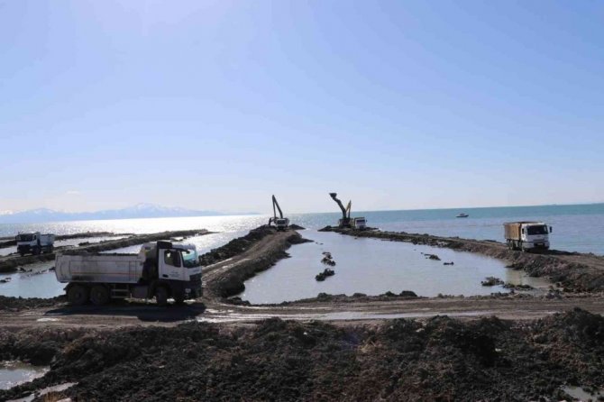 Bakan Kurum: “Amacımız, Van Gölü’nü ‘Özel Çevre Koruma Bölgesi’ ilan etmek”