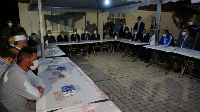 Bakan Özer, amcasının ailesine taziyede bulundu