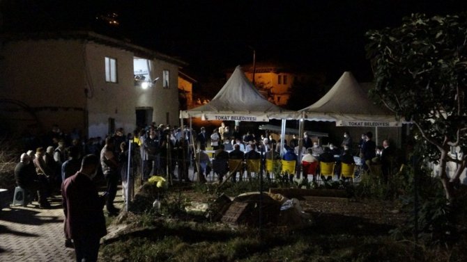 Bakan Özer, amcasının ailesine taziyede bulundu