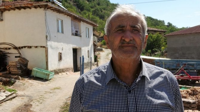 Bakan Özer, amcasının ailesine taziyede bulundu