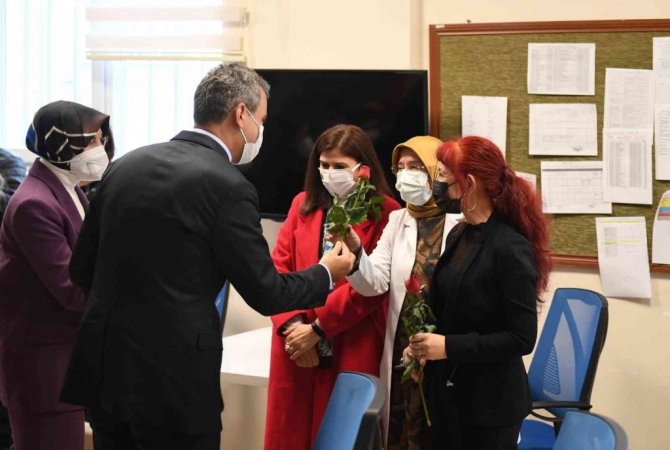 Bakan Özer’den Öğretmenler Günü’nde sürpriz okul ziyareti