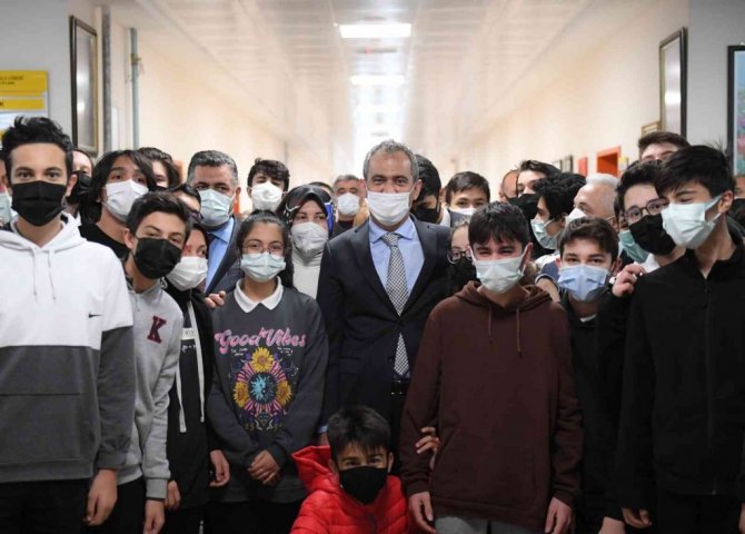 Bakan Özer’den Öğretmenler Günü’nde sürpriz okul ziyareti