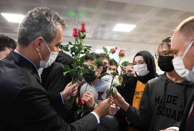 Bakan Özer’den Öğretmenler Günü’nde sürpriz okul ziyareti