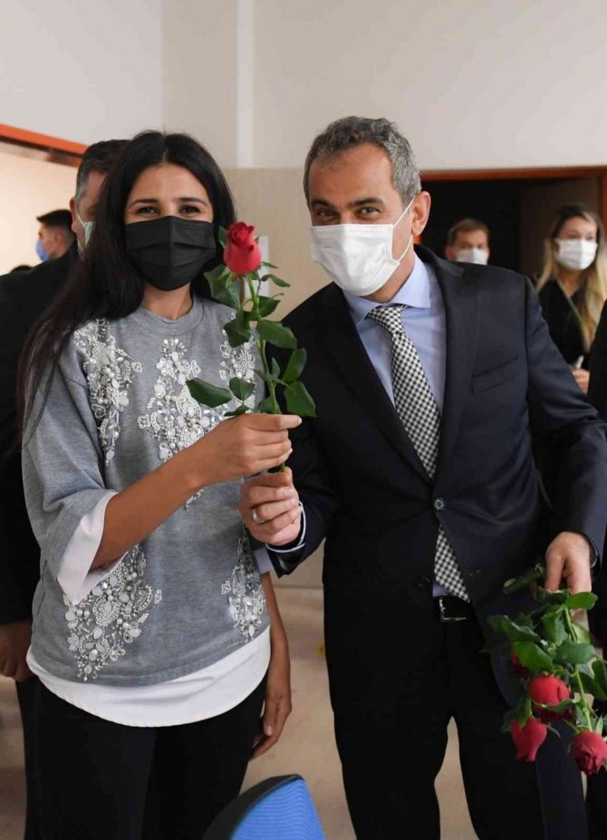 Bakan Özer’den Öğretmenler Günü’nde sürpriz okul ziyareti