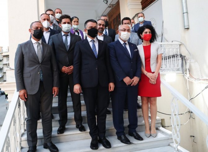 Bakan Pakdemirli, İzmir’de İl Sağlık Müdürlüğünü ziyaret etti