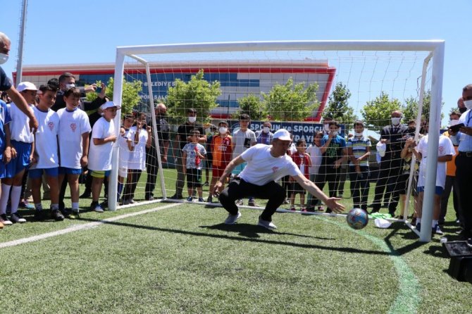 Bakan Selçuk çocuklarla oyunlar oynadı