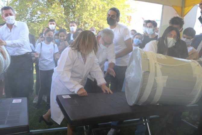 Bakan Selçuk çocuklarla oyunlar oynadı