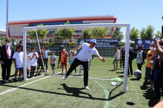 Bakan Selçuk çocuklarla oyunlar oynadı