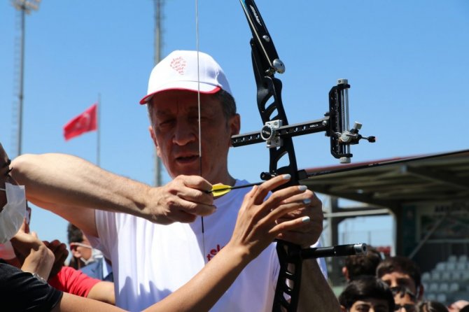 Bakan Selçuk çocuklarla oyunlar oynadı