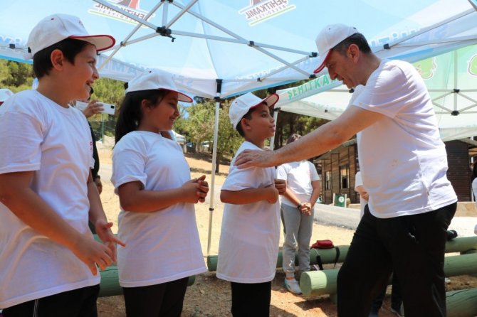 Bakan Selçuk çocuklarla oyunlar oynadı