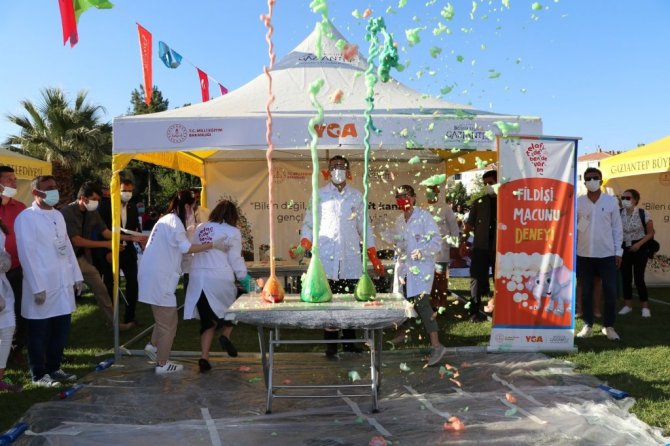 Bakan Selçuk çocuklarla oyunlar oynadı