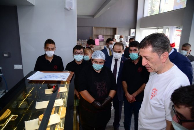 Bakan Selçuk’tan Kahramankazan Engelsiz Kafe’ye ziyaret