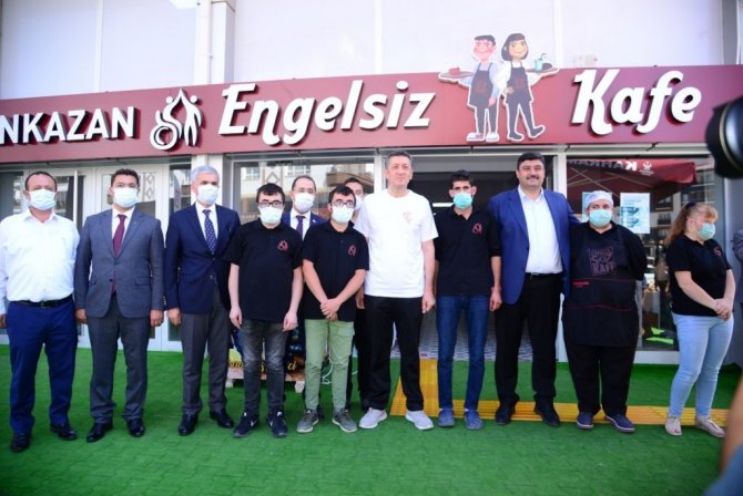 Bakan Selçuk’tan Kahramankazan Engelsiz Kafe’ye ziyaret