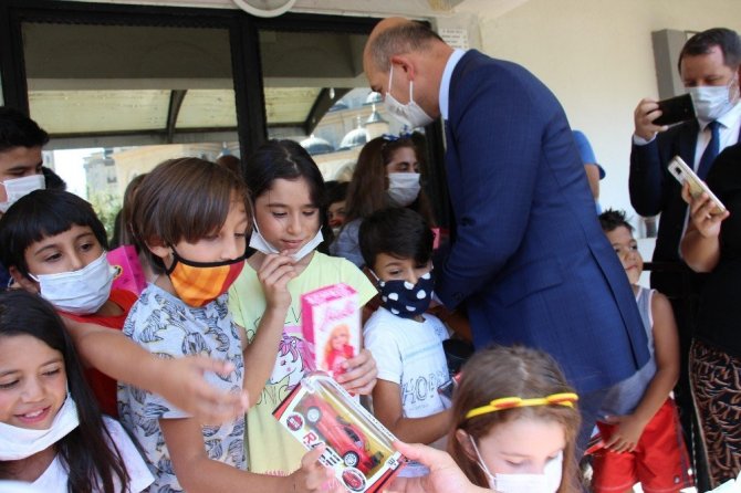 Bakan Soylu çocuklara oyuncak hediye etti