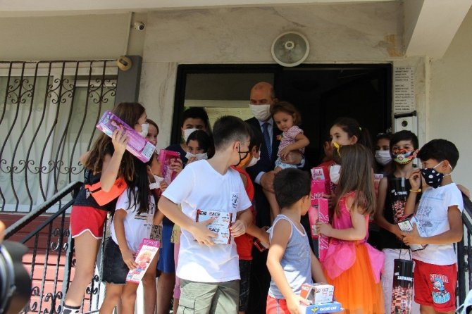 Bakan Soylu çocuklara oyuncak hediye etti