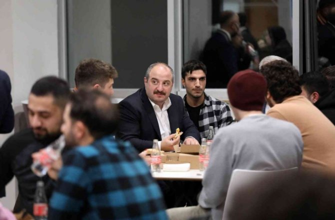 Bakan Varank, kütüphaneye pizza götürdü