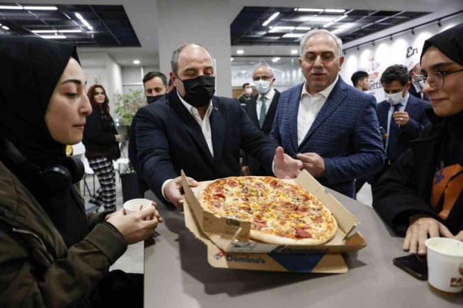 Bakan Varank, kütüphaneye pizza götürdü