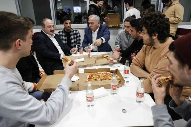 Bakan Varank, kütüphaneye pizza götürdü
