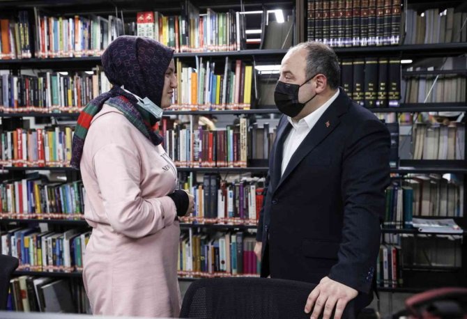 Bakan Varank, kütüphaneye pizza götürdü