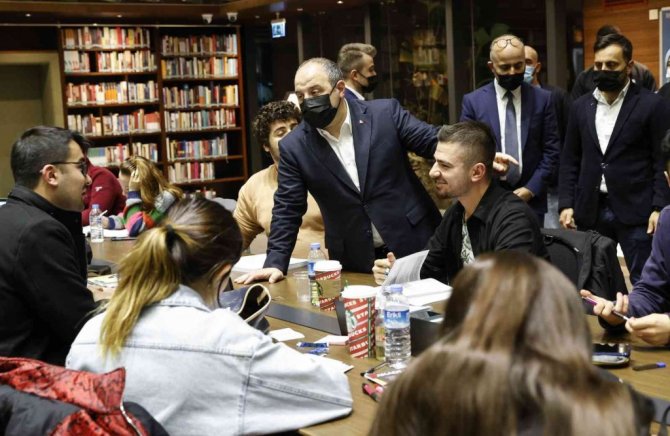 Bakan Varank, kütüphaneye pizza götürdü