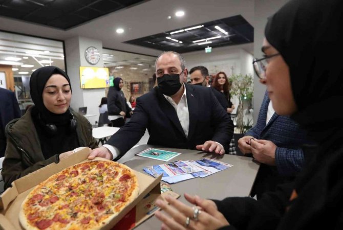 Bakan Varank, kütüphaneye pizza götürdü