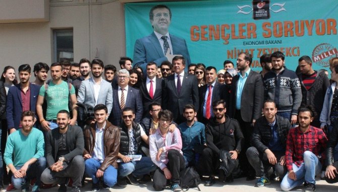 Bakan Zeybekci, gençlerin sorularını yanıtladı