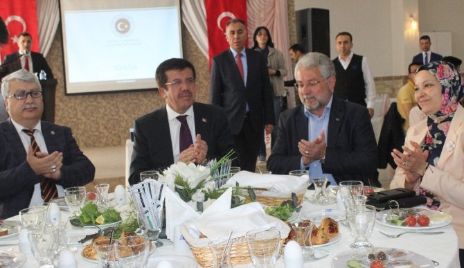 Bakan Zeybekci, gençlerin sorularını yanıtladı