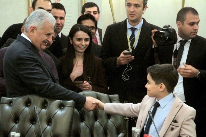 Başbakan Yıldırım, koltuğunu çocuk başbakana devretti