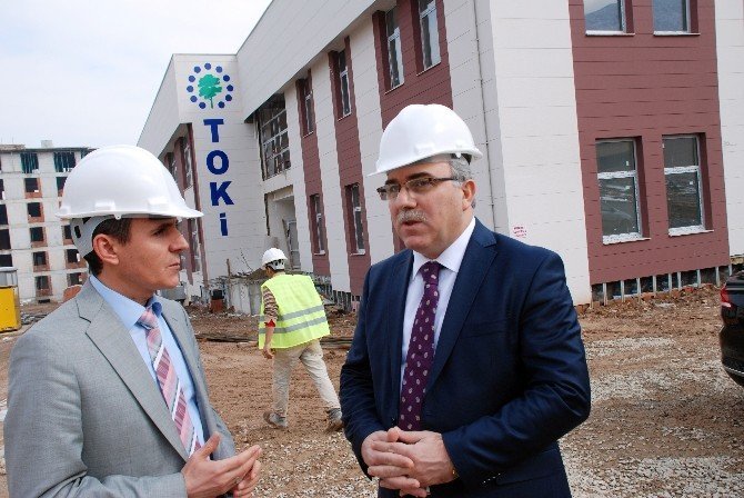 BAŞBAKANLIK TOPLU KONUT İDARESİ (TOKİ) BAŞKANLIĞI, ÖĞRENCİLERİN BARINMA SORUNLARINA KALICI ÇÖZÜM GETİRİLMESİ AMACIYLA SOSYAL DONATI KAPSAMINDA BAŞLATTIĞI YURT VE PANSİYON İNŞAATLARINA HIZ VERDİ.