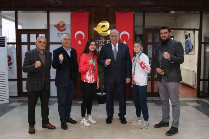 Başkan Atay’dan başarılı sporculara tablet hediyesi