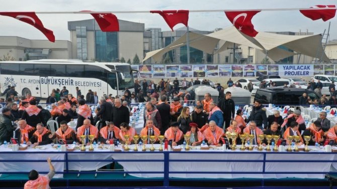 Başkan Çeçrioğlu devesi ’Topuklu Efe’nin güreşini merakla izledi